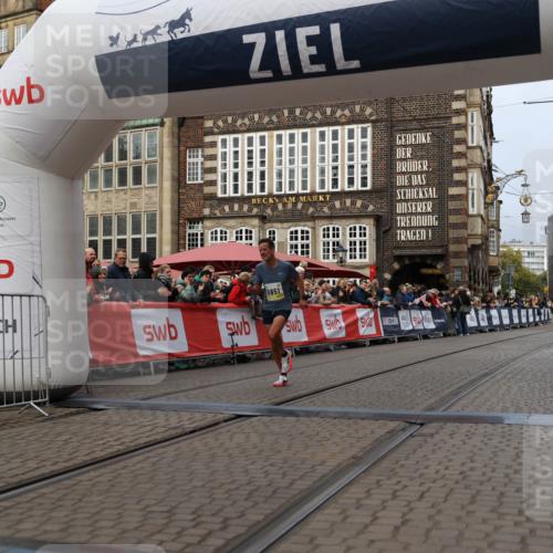 05.10.2025 - 20. swb-Marathon Bremen Yannick Fuchs http://msf.ph/oto/9233484 05.10.2025 10:34:29 Ziel 9851 meine-sportfotos.de