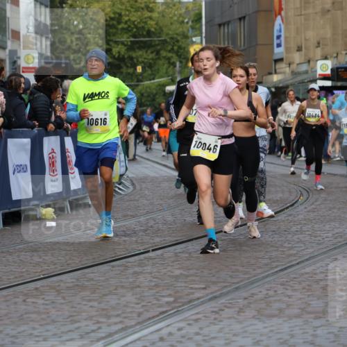 05.10.2025 - 20. swb-Marathon Bremen Strokosch-Dieckow http://msf.ph/oto/9233487 05.10.2025 10:53:50 Ziel 9456, 9494, 9548, 9701, 10046, 10416, 10484, 10616, 10696, 10785, 10966, 11141, 11383, 11445, 11533 meine-sportfotos.de