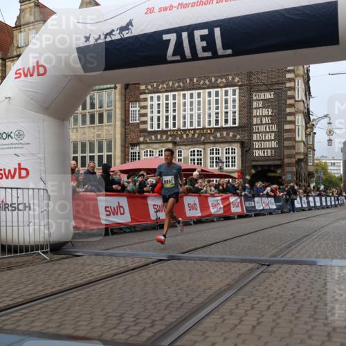 05.10.2025 - 20. swb-Marathon Bremen Yannick Fuchs http://msf.ph/oto/9233493 05.10.2025 10:34:30 Ziel 9851 meine-sportfotos.de