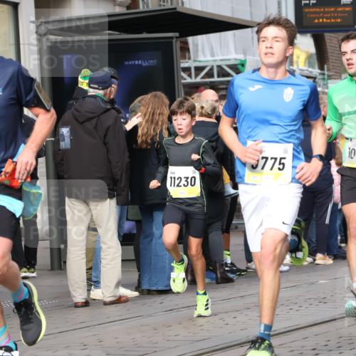 05.10.2025 - 20. swb-Marathon Bremen Strokosch-Dieckow http://msf.ph/oto/9233495 05.10.2025 10:42:10 Ziel 9700, 9775, 10208, 10375, 10592, 11178, 11230, 11725, 9700, 9775, 10208, 10375, 10592, 11178, 11230, 11725 meine-sportfotos.de