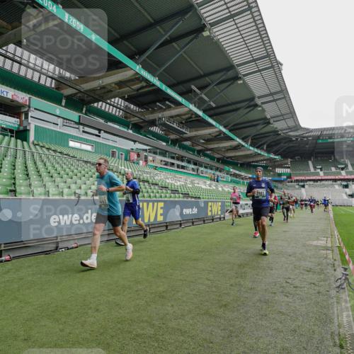 05.10.2025 - 20. swb-Marathon Bremen Michael Burmester http://msf.ph/oto/9233498 05.10.2025 12:55:58 Laufen im Stadion 78, 240, 325, 760, 830, 901, 984, 989, 1261, 1326, 1490, 1531, 1774, 1825, 1910, 1931, 2134, 2149, 2162, 2459, 2490, 2605, 2716, 2884, 2942, 3074, 3161, 3489, 3515, 3519, 3612, 3749, 3838, 3944, 4052, 4079, 4116, 4149, 4195, 4212, 4288, 4432, 4456, 4485, 4796, 4853, 5093, 5152, 5177, 5289, 5370, 5484, 5490, 5554, 5615, 5691, 5719, 5833, 5907, 6048, 6070, 6106, 6276, 6441, 6515, 6570, 6615, 6689, 6744, 6797, 6820, 6937, 8060, 8144, 8222, 6527 meine-sportfotos.de