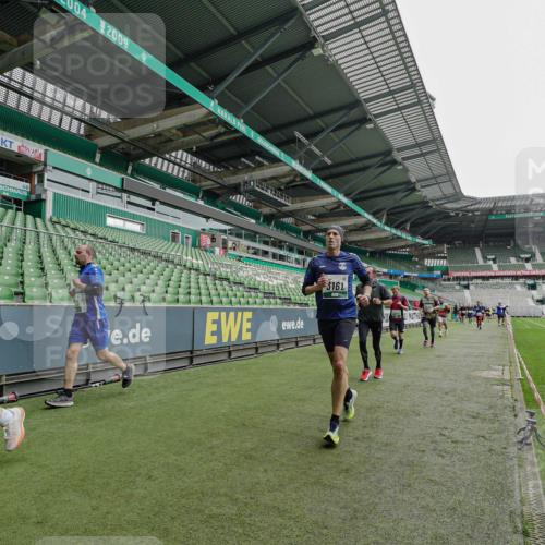 05.10.2025 - 20. swb-Marathon Bremen Michael Burmester http://msf.ph/oto/9233506 05.10.2025 12:55:59 Laufen im Stadion 78, 240, 325, 760, 830, 901, 984, 989, 1261, 1326, 1490, 1531, 1774, 1825, 1910, 1931, 2134, 2149, 2162, 2459, 2490, 2605, 2716, 2884, 2942, 3074, 3161, 3489, 3515, 3519, 3612, 3749, 3838, 3944, 4052, 4079, 4116, 4149, 4195, 4212, 4288, 4432, 4456, 4485, 4796, 4853, 5093, 5152, 5177, 5289, 5370, 5484, 5490, 5554, 5615, 5691, 5719, 5833, 5907, 6048, 6070, 6106, 6276, 6441, 6515, 6570, 6615, 6689, 6744, 6797, 6820, 6937, 7920, 8060, 8144, 8222, 6527 meine-sportfotos.de