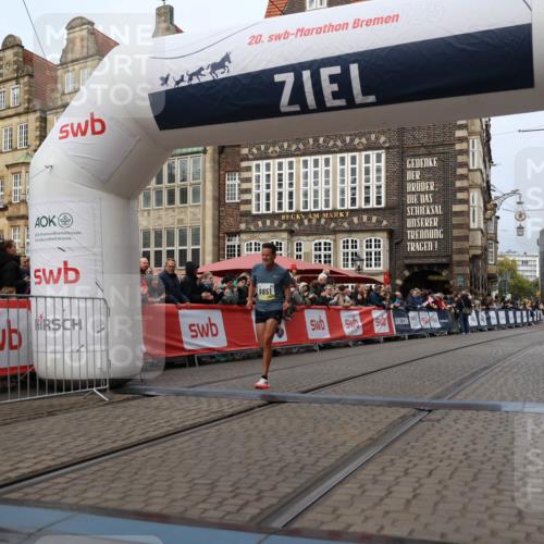 05.10.2025 - 20. swb-Marathon Bremen Yannick Fuchs http://msf.ph/oto/9233509 05.10.2025 10:34:30 Ziel 9851 meine-sportfotos.de