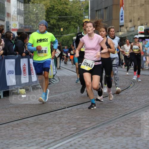 05.10.2025 - 20. swb-Marathon Bremen Strokosch-Dieckow http://msf.ph/oto/9233513 05.10.2025 10:53:51 Ziel 9456, 9548, 9701, 10046, 10163, 10416, 10484, 10616, 10696, 10785, 11141, 11152, 11383, 11445, 11533 meine-sportfotos.de