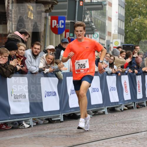 05.10.2025 - 20. swb-Marathon Bremen Strokosch-Dieckow http://msf.ph/oto/9233516 05.10.2025 12:35:00 Ziel 705 meine-sportfotos.de