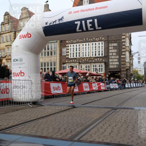 05.10.2025 - 20. swb-Marathon Bremen Yannick Fuchs http://msf.ph/oto/9233517 05.10.2025 10:34:30 Ziel 9851 meine-sportfotos.de