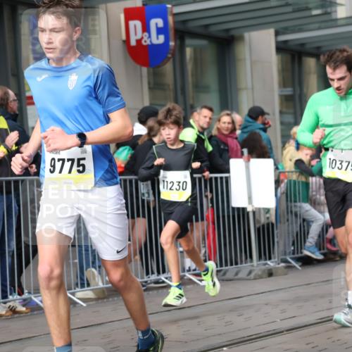 05.10.2025 - 20. swb-Marathon Bremen Strokosch-Dieckow http://msf.ph/oto/9233533 05.10.2025 10:42:12 Ziel 9700, 9775, 10208, 10375, 10592, 11178, 11230, 11725, 9700, 9775, 10208, 10375, 10592, 11178, 11230, 11725 meine-sportfotos.de