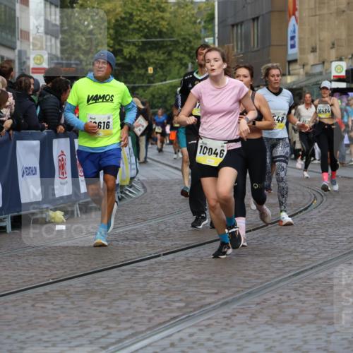 05.10.2025 - 20. swb-Marathon Bremen Strokosch-Dieckow http://msf.ph/oto/9233537 05.10.2025 10:53:51 Ziel 9456, 9548, 9701, 10046, 10163, 10416, 10484, 10616, 10696, 10785, 11141, 11152, 11383, 11445, 11533 meine-sportfotos.de