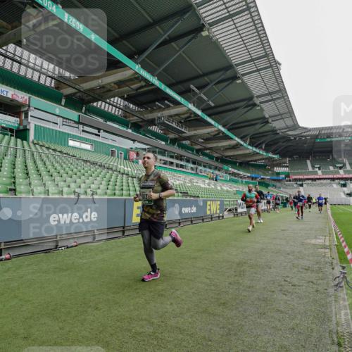 05.10.2025 - 20. swb-Marathon Bremen Michael Burmester http://msf.ph/oto/9233538 05.10.2025 12:56:02 Laufen im Stadion 78, 240, 325, 760, 830, 901, 984, 989, 1261, 1326, 1490, 1531, 1774, 1825, 1910, 1931, 2134, 2149, 2162, 2438, 2459, 2490, 2605, 2716, 2884, 2942, 3074, 3161, 3515, 3519, 3612, 3749, 3838, 3944, 4052, 4079, 4116, 4149, 4195, 4212, 4288, 4432, 4456, 4485, 4796, 4853, 5093, 5152, 5289, 5370, 5469, 5484, 5490, 5554, 5615, 5691, 5719, 5833, 6048, 6070, 6106, 6176, 6276, 6441, 6515, 6570, 6615, 6689, 6744, 6797, 6820, 6937, 7292, 7920, 8060, 8144, 8222, 6527 meine-sportfotos.de