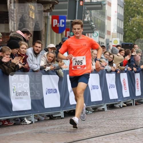 05.10.2025 - 20. swb-Marathon Bremen Strokosch-Dieckow http://msf.ph/oto/9233544 05.10.2025 12:35:00 Ziel 705 meine-sportfotos.de
