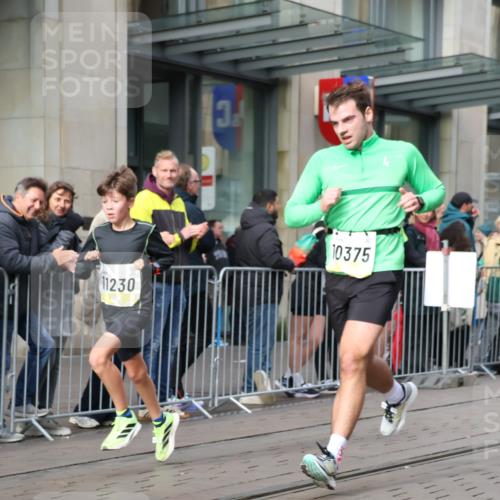 05.10.2025 - 20. swb-Marathon Bremen Strokosch-Dieckow http://msf.ph/oto/9233550 05.10.2025 10:42:13 Ziel 9700, 9775, 10208, 10375, 10592, 11178, 11230, 11725, 9700, 9775, 10208, 10375, 10592, 11178, 11230, 11725 meine-sportfotos.de