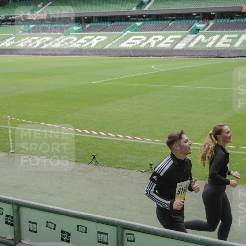 05.10.2025 - 20. swb-Marathon Bremen Michael Burmester http://msf.ph/oto/9233552 05.10.2025 10:31:29 Laufen im Stadion 7251, 8888, 9004, 9172, 9196, 9226, 9252, 9256, 9263, 9267, 9277, 9287, 9337, 9416, 9425, 9431, 9449, 9457, 9506, 9581, 9584, 9645, 9676, 9683, 9708, 9715, 9742, 9791, 9852, 9871, 9903, 9934, 10014, 10016, 10020, 10029, 10163, 10199, 10206, 10222, 10226, 10240, 10279, 10296, 10310, 10317, 10321, 10335, 10356, 10438, 10449, 10479, 10514, 10537, 10543, 10609, 10636, 10638, 10655, 10668, 10669, 10698, 10719, 10743, 9214, 9230, 9251 meine-sportfotos.de