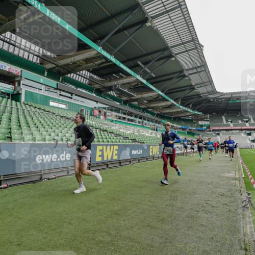05.10.2025 - 20. swb-Marathon Bremen Michael Burmester http://msf.ph/oto/9233555 05.10.2025 12:56:05 Laufen im Stadion 78, 240, 325, 760, 830, 901, 984, 989, 1261, 1326, 1380, 1490, 1531, 1774, 1825, 1910, 1931, 2134, 2149, 2162, 2438, 2459, 2490, 2605, 2884, 2942, 3074, 3161, 3515, 3519, 3612, 3749, 3944, 4052, 4079, 4116, 4149, 4195, 4212, 4288, 4432, 4456, 4485, 4796, 4853, 5093, 5152, 5289, 5370, 5469, 5484, 5490, 5615, 5691, 5719, 5833, 6048, 6070, 6106, 6176, 6276, 6375, 6441, 6515, 6570, 6615, 6689, 6744, 6797, 6820, 6937, 7292, 7920, 8060, 8144, 8222, 6527 meine-sportfotos.de