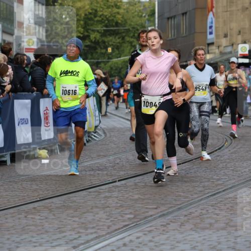05.10.2025 - 20. swb-Marathon Bremen Strokosch-Dieckow http://msf.ph/oto/9233561 05.10.2025 10:53:51 Ziel 9456, 9548, 9701, 10046, 10163, 10416, 10484, 10616, 10696, 10785, 11141, 11152, 11383, 11445, 11533 meine-sportfotos.de