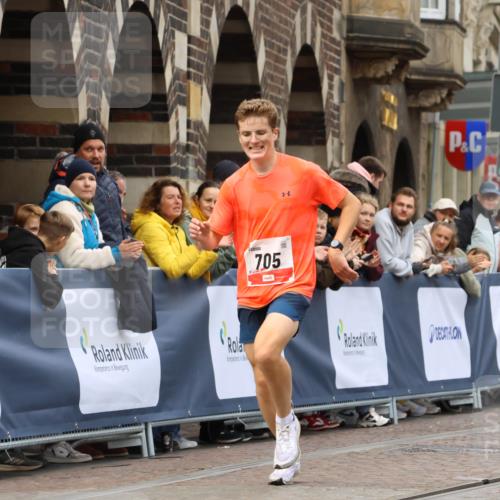 05.10.2025 - 20. swb-Marathon Bremen Strokosch-Dieckow http://msf.ph/oto/9233568 05.10.2025 12:35:01 Ziel 705 meine-sportfotos.de