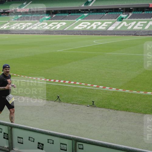 05.10.2025 - 20. swb-Marathon Bremen Michael Burmester http://msf.ph/oto/9233571 05.10.2025 10:31:31 Laufen im Stadion 7193, 7251, 8888, 9004, 9172, 9196, 9226, 9252, 9256, 9263, 9267, 9277, 9287, 9337, 9416, 9425, 9431, 9449, 9457, 9506, 9581, 9584, 9645, 9683, 9708, 9715, 9742, 9791, 9852, 9871, 9903, 9934, 10014, 10016, 10020, 10029, 10163, 10199, 10206, 10222, 10226, 10240, 10279, 10296, 10310, 10317, 10321, 10335, 10356, 10438, 10449, 10479, 10514, 10537, 10543, 10609, 10636, 10638, 10655, 10668, 10669, 10698, 10719, 10743, 9214, 9230, 9251 meine-sportfotos.de