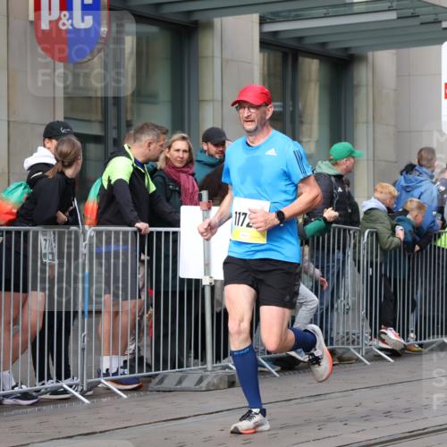 05.10.2025 - 20. swb-Marathon Bremen Strokosch-Dieckow http://msf.ph/oto/9233578 05.10.2025 10:42:14 Ziel 9775, 10208, 10375, 10592, 11178, 11230, 11725, 9775, 10208, 10375, 10592, 11178, 11230, 11725 meine-sportfotos.de