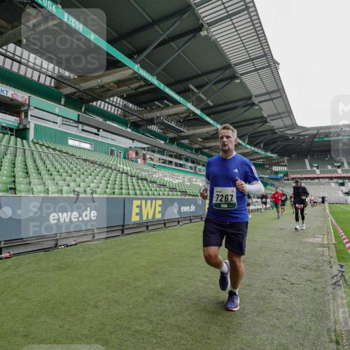 05.10.2025 - 20. swb-Marathon Bremen Michael Burmester http://msf.ph/oto/9233586 05.10.2025 12:56:10 Laufen im Stadion 78, 240, 325, 760, 830, 901, 984, 989, 1261, 1380, 1490, 1531, 1679, 1774, 1825, 1931, 2134, 2149, 2162, 2263, 2438, 2459, 2490, 2605, 2884, 2942, 3074, 3161, 3392, 3515, 3519, 3612, 3749, 3944, 3980, 4052, 4079, 4101, 4116, 4149, 4195, 4288, 4432, 4456, 4485, 4796, 4853, 5093, 5152, 5289, 5370, 5469, 5484, 5490, 5615, 5691, 5719, 6048, 6070, 6176, 6276, 6375, 6441, 6515, 6570, 6615, 6689, 6744, 6797, 6820, 6864, 6937, 7000, 7292, 7431, 7920, 8060, 8144, 8222, 6527 meine-sportfotos.de