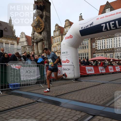 05.10.2025 - 20. swb-Marathon Bremen Yannick Fuchs http://msf.ph/oto/9233592 05.10.2025 10:34:31 Ziel 9851 meine-sportfotos.de