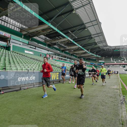 05.10.2025 - 20. swb-Marathon Bremen Michael Burmester http://msf.ph/oto/9233603 05.10.2025 12:56:15 Laufen im Stadion 78, 240, 325, 591, 830, 901, 984, 989, 1261, 1380, 1490, 1679, 1774, 1825, 1931, 2134, 2149, 2162, 2263, 2438, 2459, 2490, 2571, 2634, 2884, 2942, 3074, 3161, 3392, 3515, 3519, 3606, 3612, 3749, 3980, 4052, 4079, 4101, 4116, 4149, 4195, 4288, 4432, 4456, 4485, 4796, 4853, 5255, 5289, 5370, 5419, 5469, 5484, 5490, 5615, 5691, 5719, 6048, 6070, 6176, 6375, 6441, 6515, 6570, 6615, 6689, 6744, 6797, 6820, 6864, 6937, 7000, 7292, 7320, 7431, 7783, 7920, 8060, 8144, 8222, 2884 meine-sportfotos.de