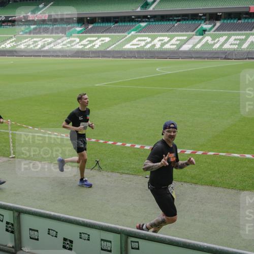 05.10.2025 - 20. swb-Marathon Bremen Michael Burmester http://msf.ph/oto/9233604 05.10.2025 10:31:32 Laufen im Stadion 7193, 7251, 8888, 9004, 9172, 9196, 9226, 9252, 9256, 9263, 9267, 9277, 9287, 9337, 9415, 9416, 9425, 9431, 9449, 9457, 9506, 9581, 9584, 9645, 9683, 9708, 9715, 9742, 9791, 9852, 9871, 9903, 9934, 10014, 10016, 10020, 10029, 10057, 10163, 10199, 10206, 10222, 10226, 10240, 10279, 10296, 10310, 10317, 10321, 10335, 10356, 10438, 10449, 10479, 10514, 10537, 10543, 10609, 10636, 10638, 10655, 10668, 10669, 10698, 10719, 10743, 9214, 9230, 9251 meine-sportfotos.de