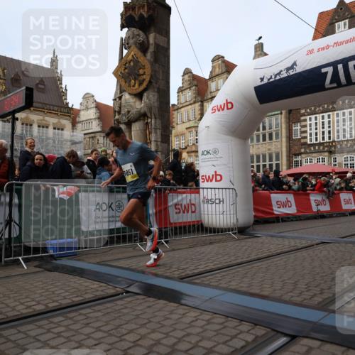 05.10.2025 - 20. swb-Marathon Bremen Yannick Fuchs http://msf.ph/oto/9233614 05.10.2025 10:34:31 Ziel 9851 meine-sportfotos.de