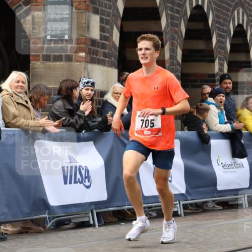 05.10.2025 - 20. swb-Marathon Bremen Strokosch-Dieckow http://msf.ph/oto/9233616 05.10.2025 12:35:03 Ziel 705 meine-sportfotos.de