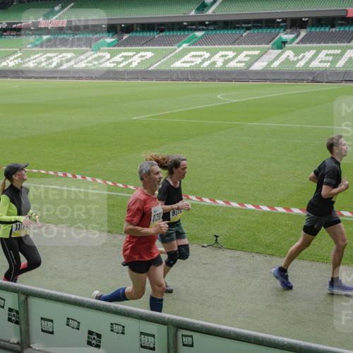 05.10.2025 - 20. swb-Marathon Bremen Michael Burmester http://msf.ph/oto/9233620 05.10.2025 10:31:33 Laufen im Stadion 7193, 7251, 8888, 9004, 9172, 9196, 9226, 9252, 9256, 9263, 9267, 9277, 9287, 9337, 9415, 9416, 9425, 9431, 9449, 9457, 9506, 9581, 9584, 9683, 9708, 9715, 9742, 9791, 9852, 9871, 9903, 9934, 10014, 10016, 10020, 10029, 10057, 10163, 10199, 10206, 10222, 10226, 10240, 10279, 10296, 10310, 10317, 10321, 10335, 10356, 10438, 10449, 10479, 10514, 10537, 10543, 10609, 10636, 10638, 10655, 10668, 10669, 10698, 10719, 10743, 9214, 9230 meine-sportfotos.de
