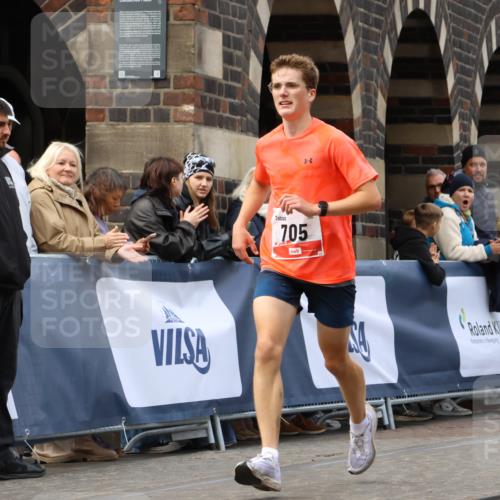 05.10.2025 - 20. swb-Marathon Bremen Strokosch-Dieckow http://msf.ph/oto/9233644 05.10.2025 12:35:03 Ziel 705 meine-sportfotos.de