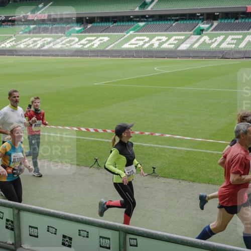 05.10.2025 - 20. swb-Marathon Bremen Michael Burmester http://msf.ph/oto/9233656 05.10.2025 10:31:33 Laufen im Stadion 7193, 7251, 8888, 9004, 9172, 9196, 9226, 9252, 9256, 9263, 9267, 9277, 9287, 9337, 9415, 9416, 9425, 9431, 9449, 9457, 9506, 9581, 9584, 9683, 9708, 9715, 9742, 9791, 9852, 9871, 9903, 9934, 10014, 10016, 10020, 10029, 10057, 10163, 10199, 10206, 10222, 10226, 10240, 10279, 10296, 10310, 10317, 10321, 10335, 10356, 10438, 10449, 10479, 10514, 10537, 10543, 10609, 10636, 10638, 10655, 10668, 10669, 10698, 10719, 10743, 9214, 9230 meine-sportfotos.de