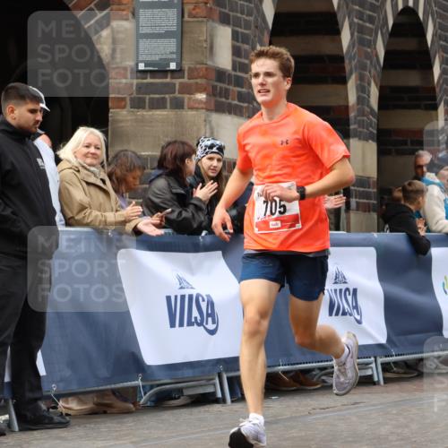 05.10.2025 - 20. swb-Marathon Bremen Strokosch-Dieckow http://msf.ph/oto/9233666 05.10.2025 12:35:03 Ziel 705 meine-sportfotos.de