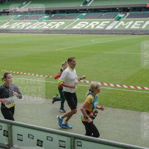 05.10.2025 - 20. swb-Marathon Bremen Michael Burmester http://msf.ph/oto/9233673 05.10.2025 10:31:34 Laufen im Stadion 7193, 7251, 8888, 9004, 9172, 9196, 9226, 9252, 9256, 9263, 9267, 9277, 9287, 9337, 9415, 9416, 9425, 9431, 9449, 9457, 9506, 9581, 9584, 9683, 9708, 9715, 9742, 9791, 9852, 9871, 9903, 9934, 10014, 10016, 10020, 10029, 10057, 10163, 10199, 10206, 10222, 10226, 10240, 10279, 10296, 10310, 10317, 10321, 10335, 10356, 10438, 10449, 10479, 10514, 10537, 10543, 10609, 10636, 10638, 10655, 10668, 10669, 10698, 10719, 10743, 9214, 9230 meine-sportfotos.de