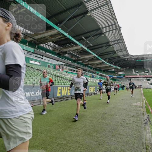 05.10.2025 - 20. swb-Marathon Bremen Michael Burmester http://msf.ph/oto/9233733 05.10.2025 12:56:29 Laufen im Stadion 325, 591, 830, 901, 984, 989, 1161, 1380, 1679, 1931, 2134, 2149, 2263, 2438, 2490, 2571, 2634, 3161, 3392, 3606, 3749, 3980, 4052, 4101, 4149, 4288, 4432, 4485, 5246, 5255, 5370, 5419, 5469, 5490, 6070, 6176, 6375, 6441, 6451, 6689, 6797, 6864, 6926, 7000, 7283, 7292, 7320, 7431, 7490, 7783, 7920, 8060, 8144, 8222, 8564, 9054, 78, 240, 1261, 1490, 1774, 1825, 2162, 2459, 2884, 2942, 3074, 3515, 3612, 4079, 4116, 4195, 4456, 5615, 5691, 5719, 6515 meine-sportfotos.de