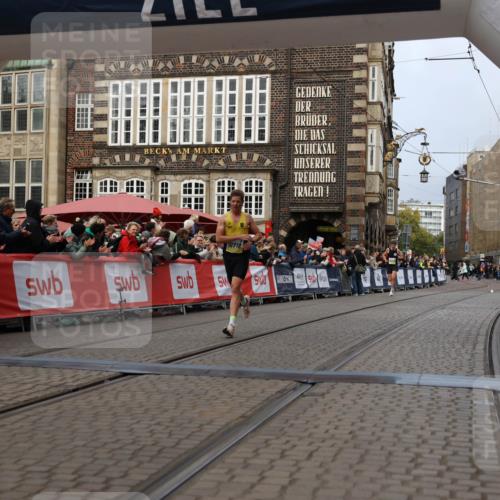 05.10.2025 - 20. swb-Marathon Bremen Yannick Fuchs http://msf.ph/oto/9233758 05.10.2025 10:34:39 Ziel 10718 meine-sportfotos.de
