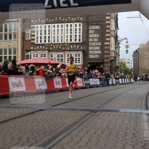 05.10.2025 - 20. swb-Marathon Bremen Yannick Fuchs http://msf.ph/oto/9233765 05.10.2025 10:34:39 Ziel 10718 meine-sportfotos.de