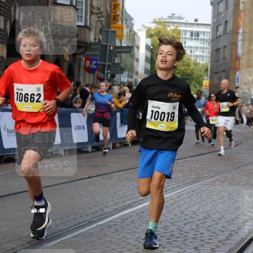 05.10.2025 - 20. swb-Marathon Bremen Strokosch-Dieckow http://msf.ph/oto/9233773 05.10.2025 10:54:07 Ziel 9402, 9520, 9807, 9900, 9935, 10019, 10533, 10631, 10662, 11151, 11203, 11303, 11347, 11432, 11449 meine-sportfotos.de