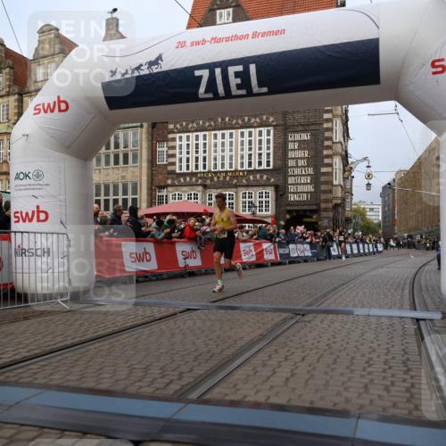 05.10.2025 - 20. swb-Marathon Bremen Yannick Fuchs http://msf.ph/oto/9233774 05.10.2025 10:34:40 Ziel 10718 meine-sportfotos.de