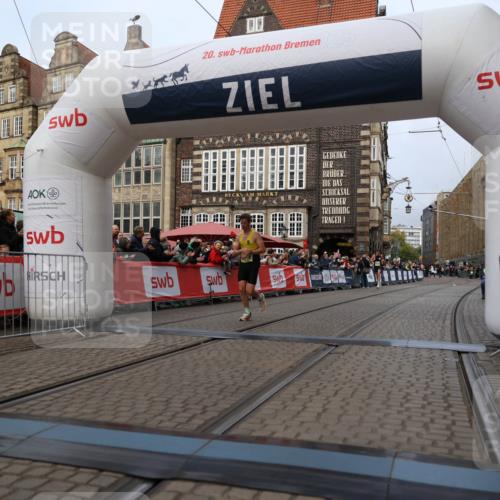 05.10.2025 - 20. swb-Marathon Bremen Yannick Fuchs http://msf.ph/oto/9233781 05.10.2025 10:34:40 Ziel 10718 meine-sportfotos.de