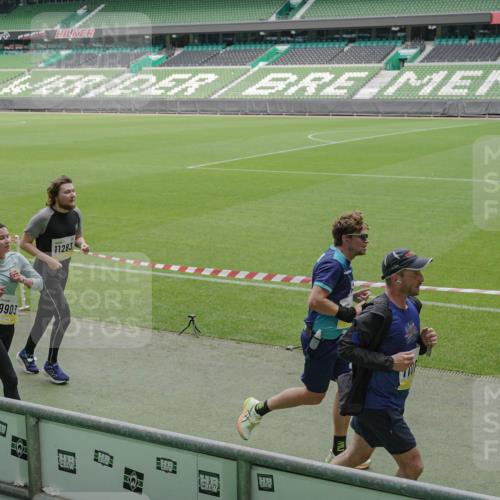 05.10.2025 - 20. swb-Marathon Bremen Michael Burmester http://msf.ph/oto/9233783 05.10.2025 10:31:38 Laufen im Stadion 7193, 7251, 8888, 9004, 9172, 9196, 9226, 9252, 9256, 9263, 9267, 9277, 9287, 9337, 9415, 9416, 9425, 9431, 9449, 9457, 9506, 9581, 9584, 9715, 9742, 9791, 9807, 9852, 9871, 9903, 9934, 10014, 10016, 10019, 10020, 10029, 10057, 10163, 10199, 10206, 10222, 10226, 10240, 10279, 10296, 10310, 10317, 10321, 10335, 10356, 10369, 10438, 10449, 10468, 10514, 10537, 10543, 10609, 10616, 10636, 10638, 10655, 10662, 10668, 10669, 10698, 10719, 10743, 9214, 9230 meine-sportfotos.de