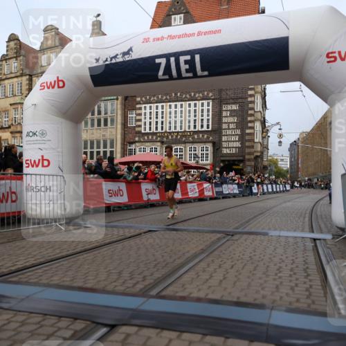 05.10.2025 - 20. swb-Marathon Bremen Yannick Fuchs http://msf.ph/oto/9233790 05.10.2025 10:34:40 Ziel 10718 meine-sportfotos.de