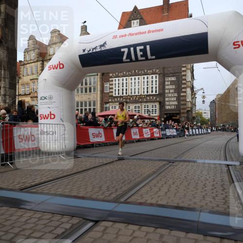 05.10.2025 - 20. swb-Marathon Bremen Yannick Fuchs http://msf.ph/oto/9233800 05.10.2025 10:34:40 Ziel 10718 meine-sportfotos.de