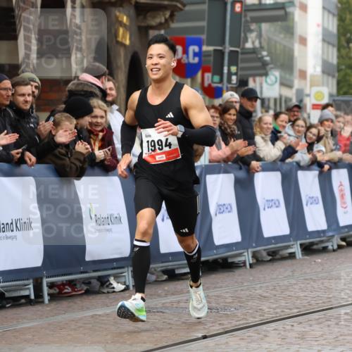 05.10.2025 - 20. swb-Marathon Bremen Strokosch-Dieckow http://msf.ph/oto/9233805 05.10.2025 12:35:25 Ziel 308, 1994 meine-sportfotos.de