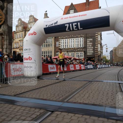 05.10.2025 - 20. swb-Marathon Bremen Yannick Fuchs http://msf.ph/oto/9233832 05.10.2025 10:34:41 Ziel 9319, 10718 meine-sportfotos.de