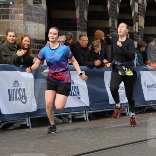 05.10.2025 - 20. swb-Marathon Bremen Strokosch-Dieckow http://msf.ph/oto/9233833 05.10.2025 10:54:09 Ziel 9402, 9574, 9900, 9935, 10019, 10234, 10533, 10631, 10662, 11151, 11203, 11347, 11449 meine-sportfotos.de
