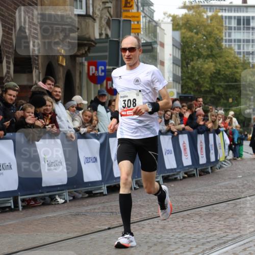 05.10.2025 - 20. swb-Marathon Bremen Strokosch-Dieckow http://msf.ph/oto/9233846 05.10.2025 12:35:27 Ziel 308, 1994 meine-sportfotos.de