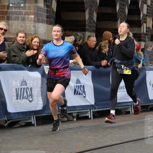 05.10.2025 - 20. swb-Marathon Bremen Strokosch-Dieckow http://msf.ph/oto/9233856 05.10.2025 10:54:09 Ziel 9402, 9574, 9900, 9935, 10019, 10234, 10533, 10631, 10662, 11151, 11203, 11347, 11449 meine-sportfotos.de