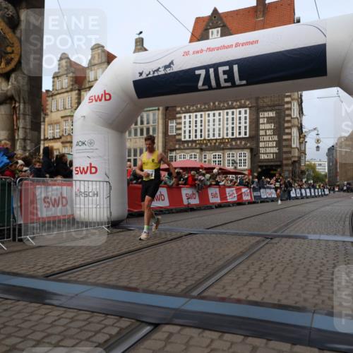 05.10.2025 - 20. swb-Marathon Bremen Yannick Fuchs http://msf.ph/oto/9233859 05.10.2025 10:34:41 Ziel 9319, 10718 meine-sportfotos.de