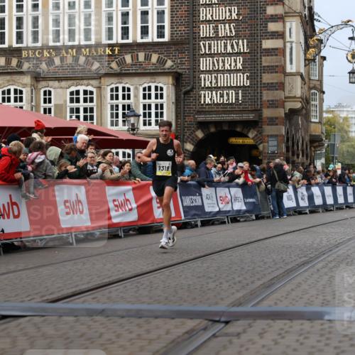 05.10.2025 - 20. swb-Marathon Bremen Yannick Fuchs http://msf.ph/oto/9233875 05.10.2025 10:34:42 Ziel 9319, 10718 meine-sportfotos.de