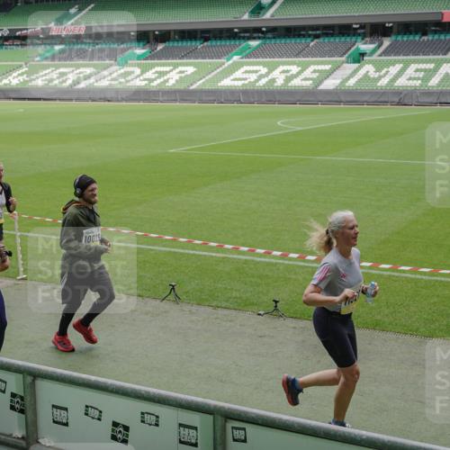 05.10.2025 - 20. swb-Marathon Bremen Michael Burmester http://msf.ph/oto/9233896 05.10.2025 10:31:41 Laufen im Stadion 7193, 7251, 8888, 9004, 9172, 9196, 9226, 9252, 9256, 9263, 9267, 9277, 9287, 9337, 9415, 9416, 9425, 9431, 9449, 9457, 9506, 9581, 9584, 9715, 9742, 9791, 9807, 9852, 9871, 9903, 9934, 10014, 10016, 10019, 10020, 10029, 10057, 10163, 10199, 10206, 10222, 10226, 10240, 10279, 10296, 10310, 10317, 10321, 10327, 10335, 10356, 10369, 10438, 10449, 10468, 10514, 10537, 10543, 10609, 10616, 10636, 10638, 10655, 10662, 10668, 10669, 10698, 10719, 10743, 10785, 9214 meine-sportfotos.de