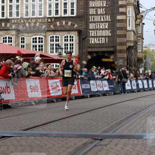 05.10.2025 - 20. swb-Marathon Bremen Yannick Fuchs http://msf.ph/oto/9233900 05.10.2025 10:34:43 Ziel 9319, 10718 meine-sportfotos.de